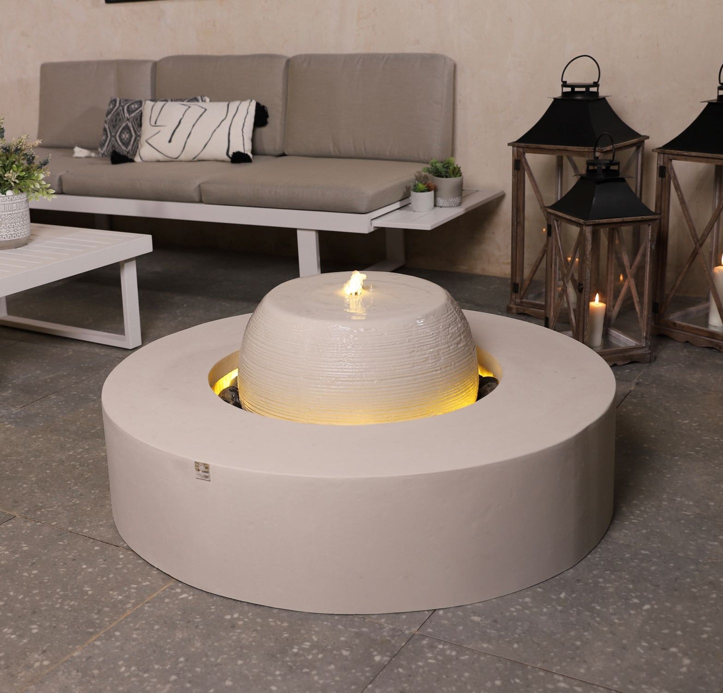 نافورة خرسانية خارجية مزوّدة بإضاءة مدمجة، مناسبة للاستخدام الداخلي والخارجي، وتتميز بلمسة نهائية تحاكي الحجر الطبيعي.