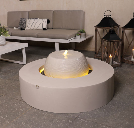 نافورة خرسانية خارجية مزوّدة بإضاءة مدمجة، مناسبة للاستخدام الداخلي والخارجي، وتتميز بلمسة نهائية تحاكي الحجر الطبيعي.