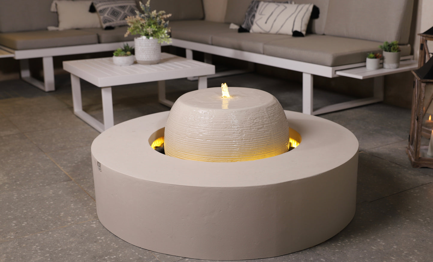 نافورة مضاءة تعكس جمال التفاصيل الشرقية