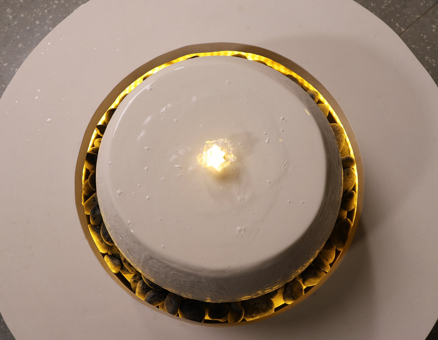 نافورة مزودة بأحجار طبيعية تضيف طابعاً جمالياً