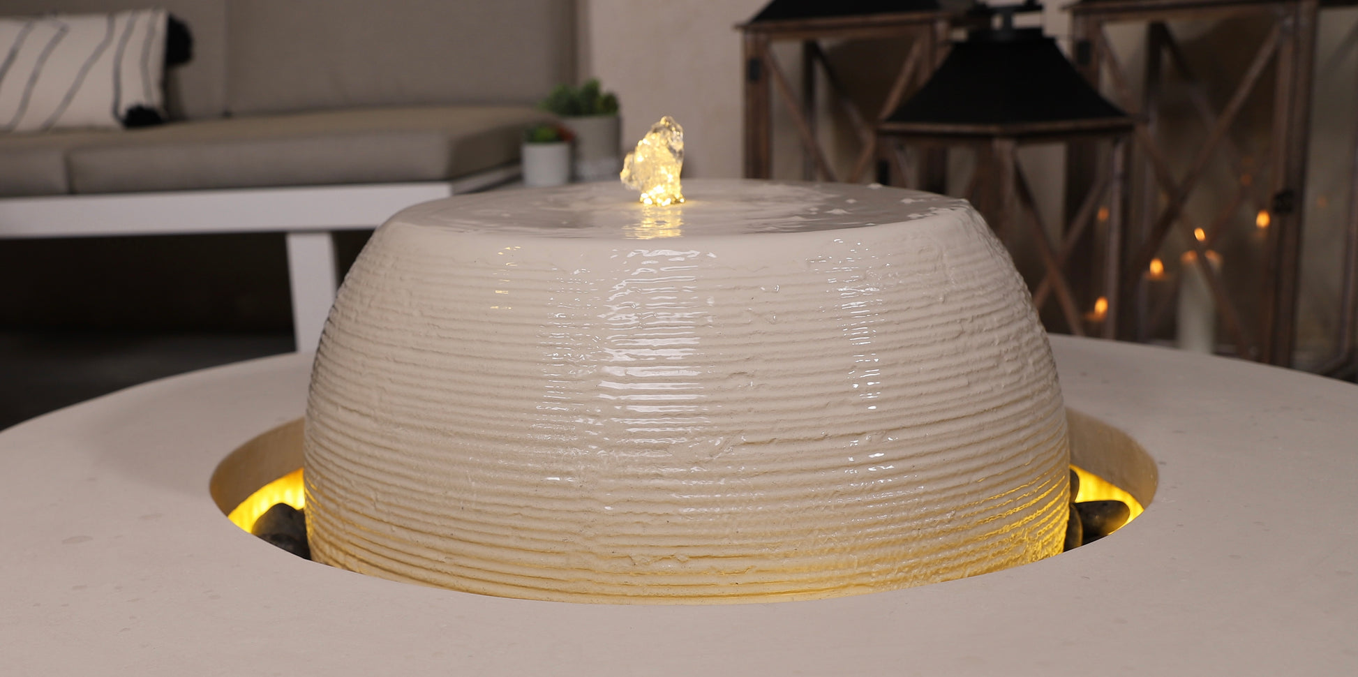 نافورة الدوحة بسطح مائي هادئ يضفي سكينة على المكان