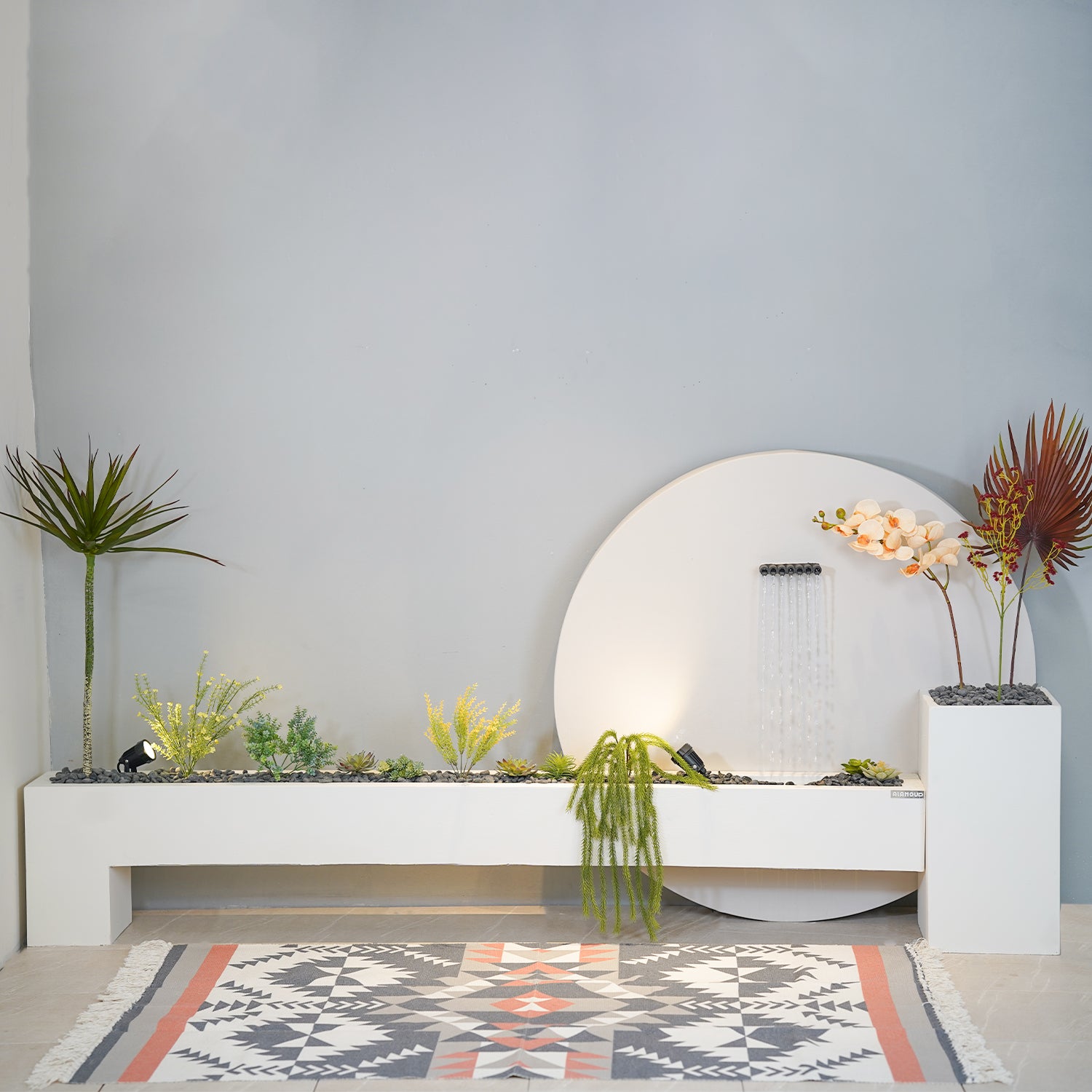 شلال فوكيت متناسق يضفي أجواء هادئة بصوت الماء وإضاءة قابلة للتعديل.