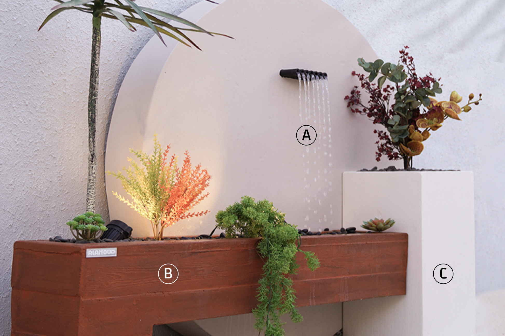 شلال فوكيت يوفر تجربة استرخاء حقيقية مع التحكم عن بعد والإضاءة المناسبة.