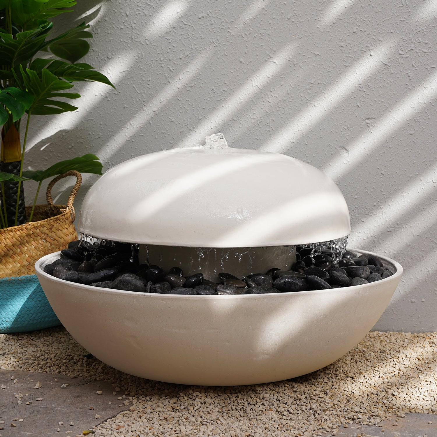 نافورة مضاءة تضيف أجواء مريحة وطابعاً طبيعياً