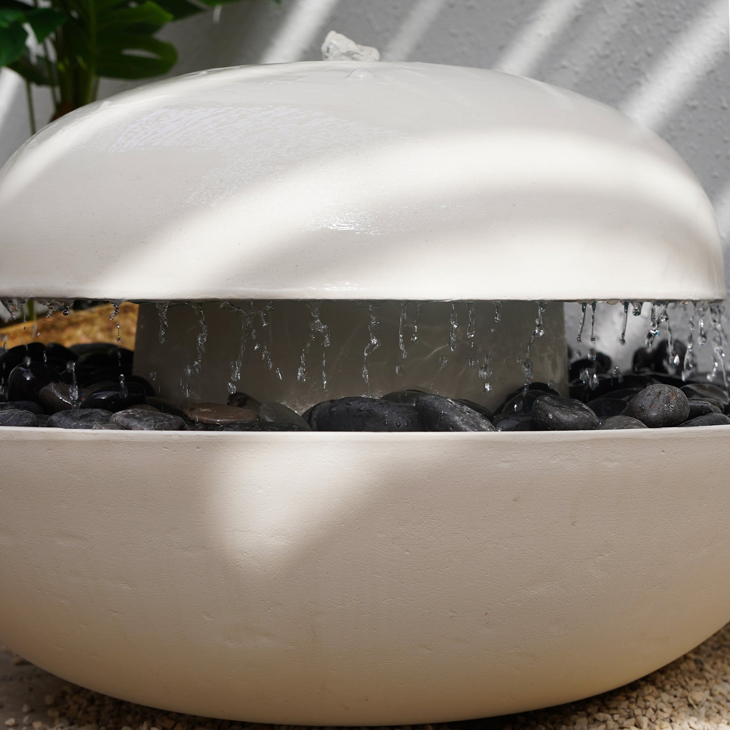 نافورة خارجية بتصميم ناعم ينسجم مع المساحات الخارجية