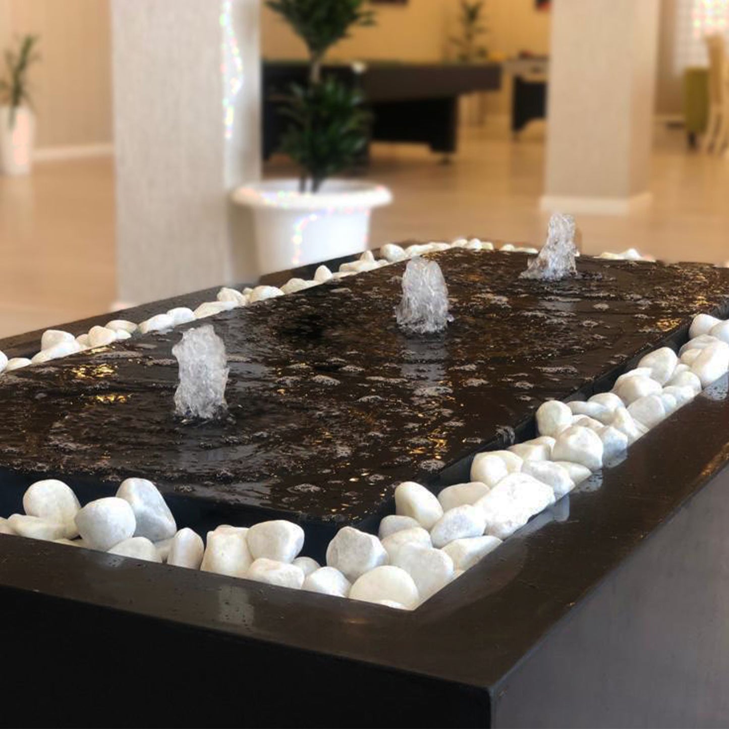 نافورة خارجية واسعة بتدفق مائي هادئ ولمسة راقية