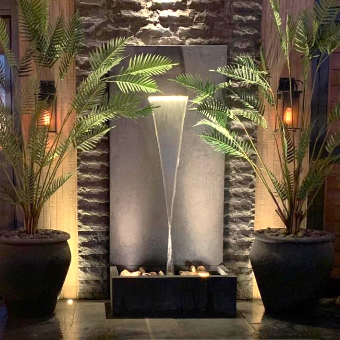 شلال هاواي الطولي المضيء مع أحجار الزينة.