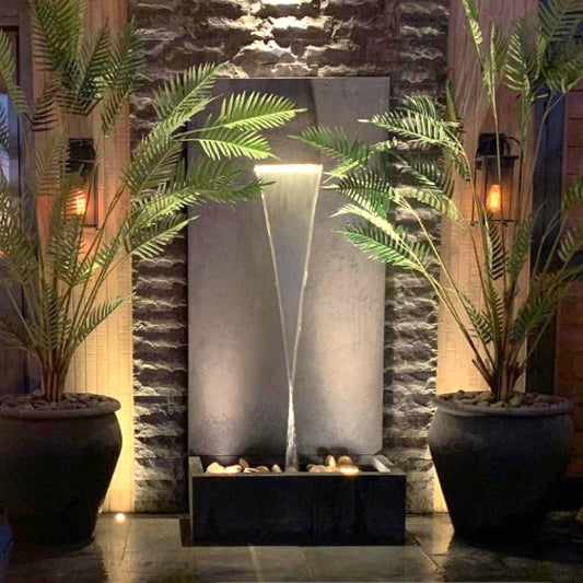 شلال هاواي الطولي المضيء مع أحجار الزينة.