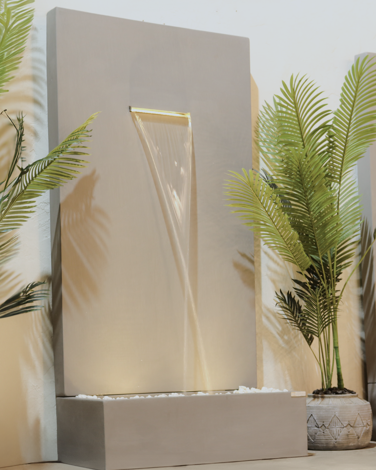 تصميم يجمع بين الضوء الطبيعي والمياه المتدفقة.