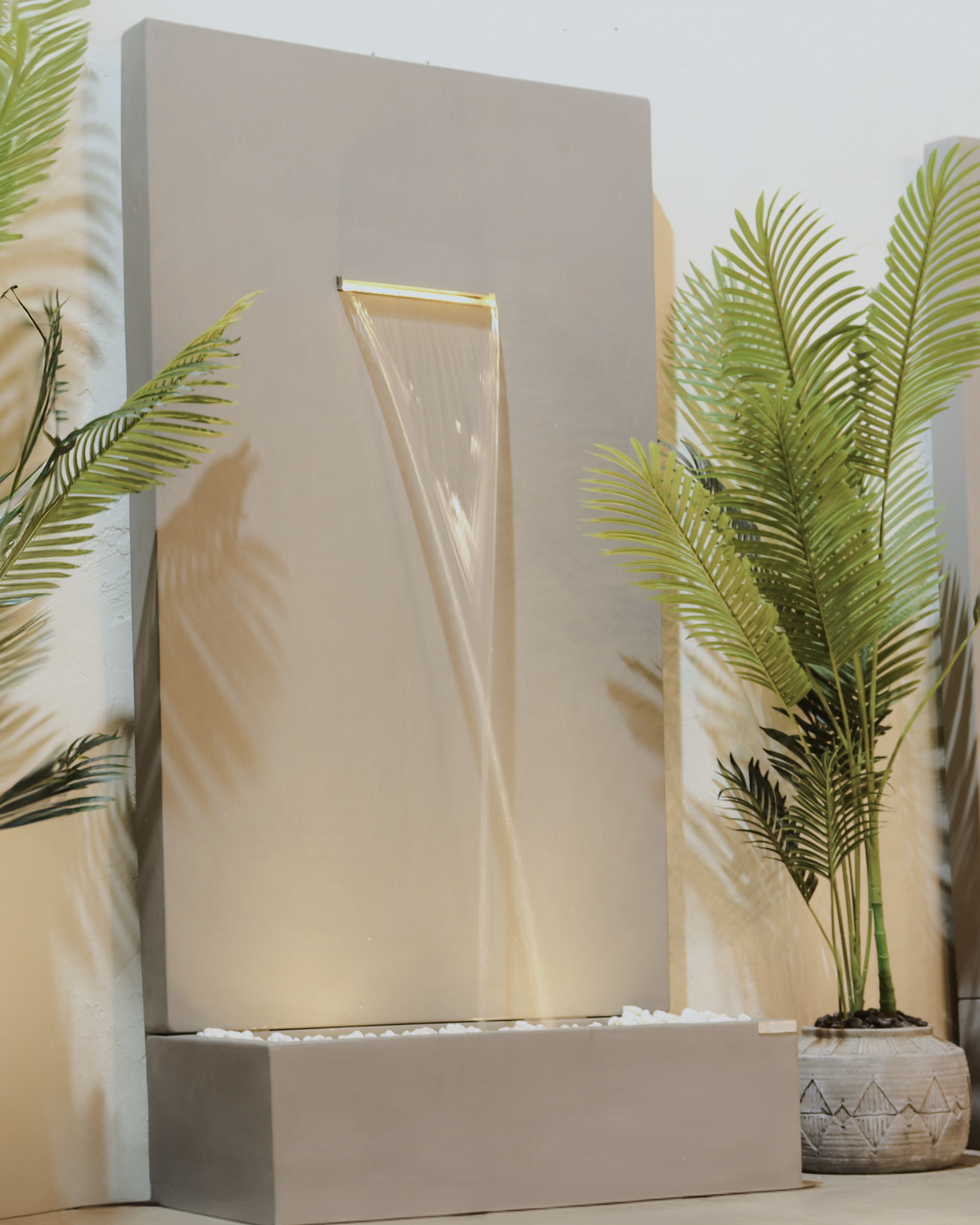 تصميم يجمع بين الضوء الطبيعي والمياه المتدفقة.