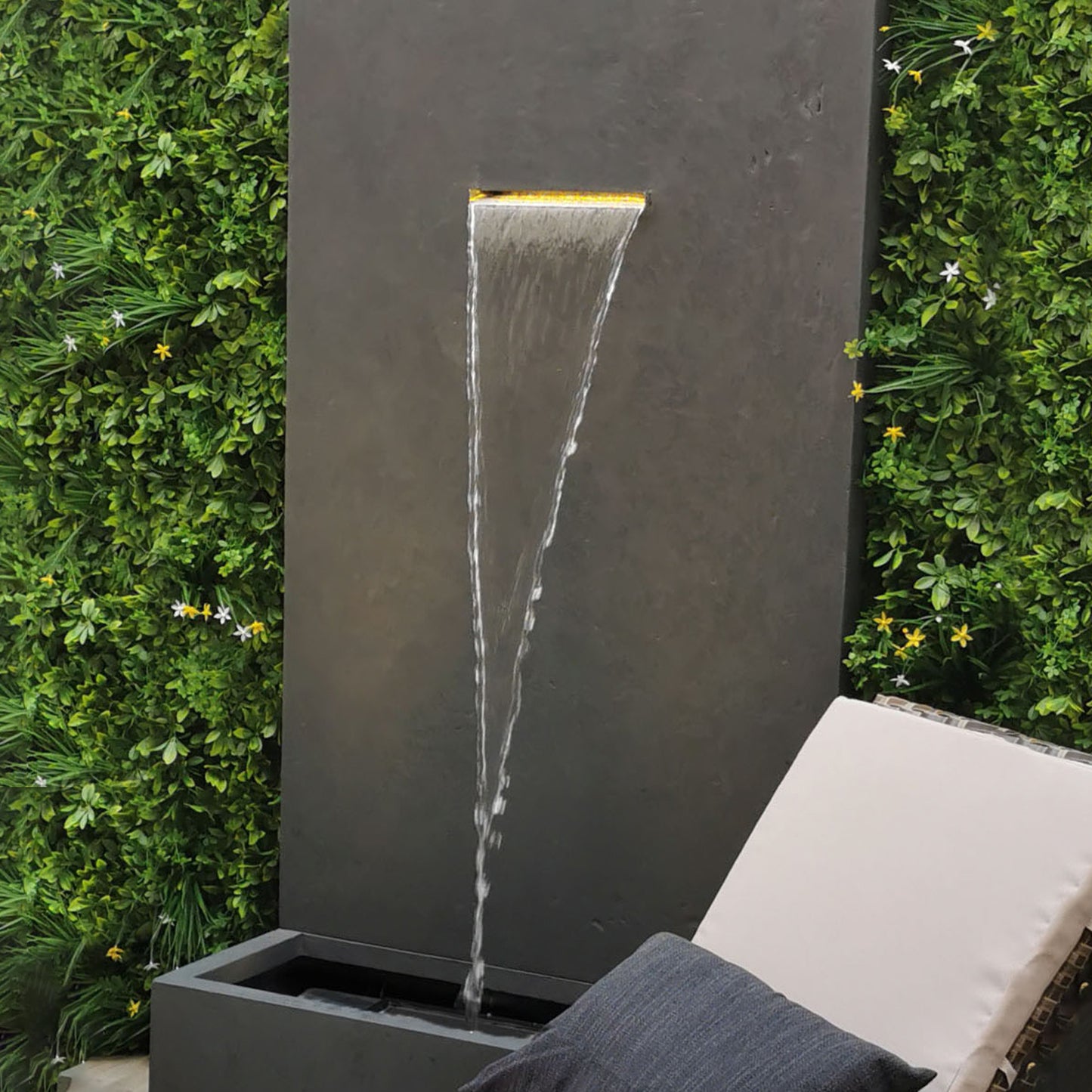 تدفق مياه هادئ يخلق أجواء مريحة.