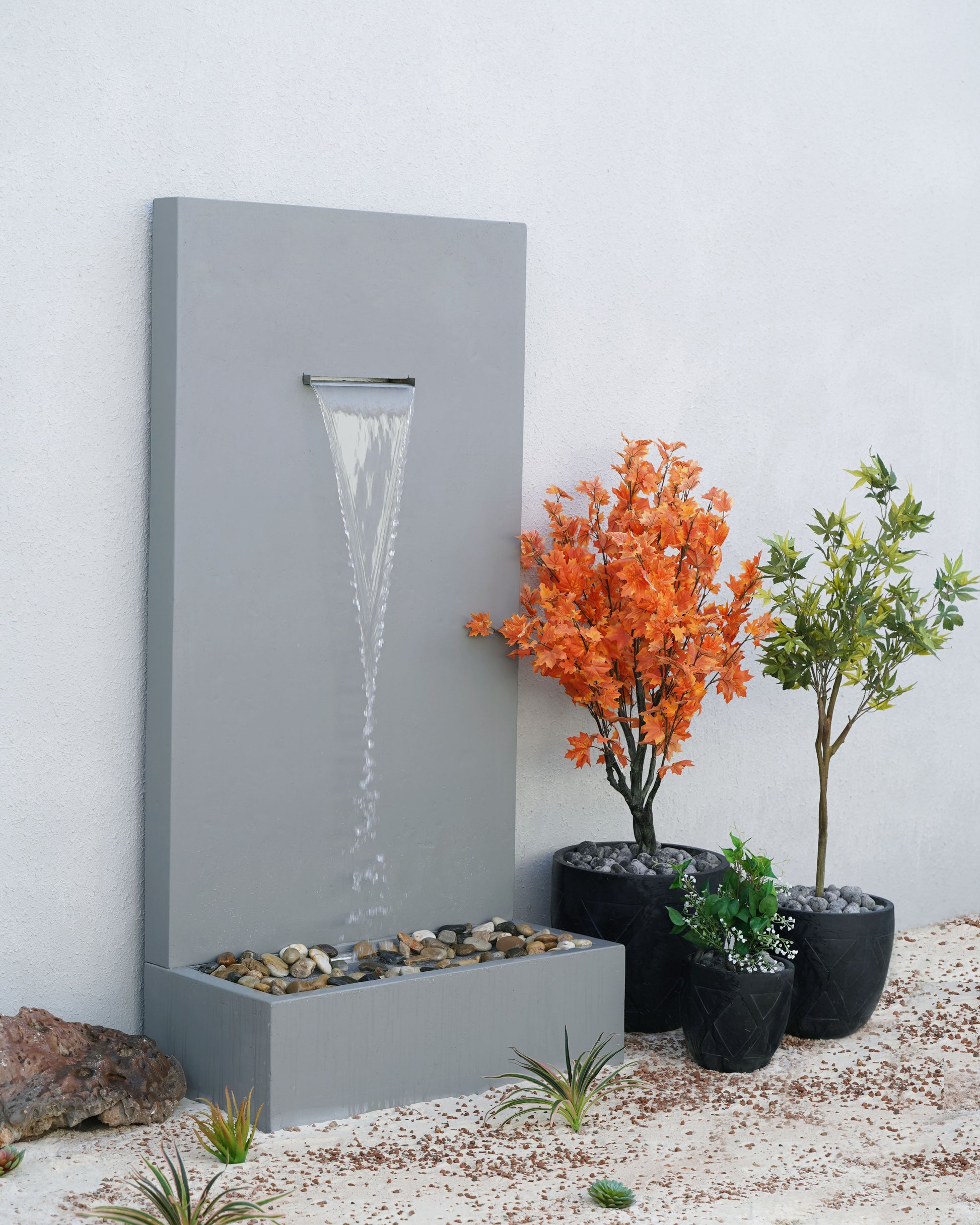 شلال داخلي وخارجي مزود بإنارة مدمجة.