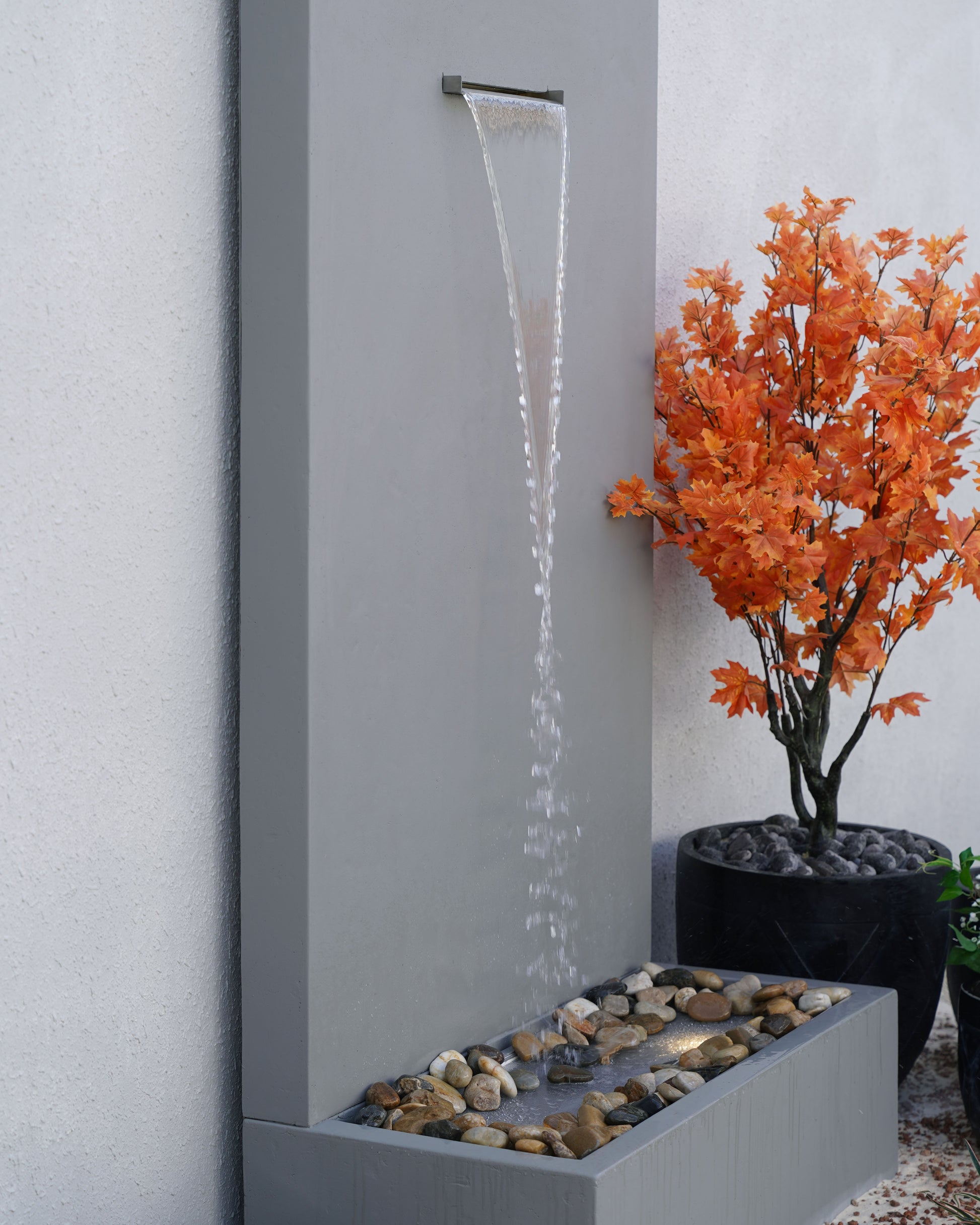 شلال يضيف لمسة فنية وجمال طبيعي للمنزل.