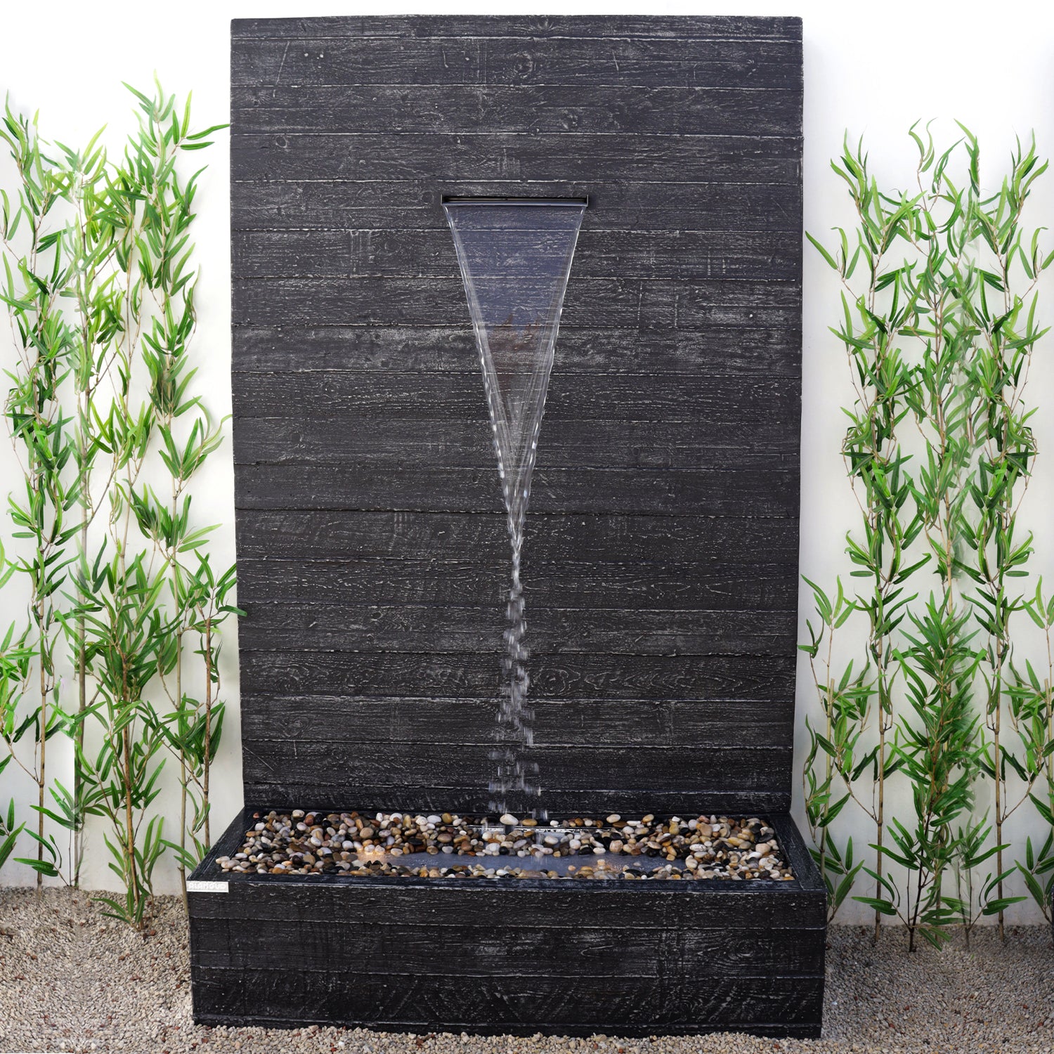 شلال هاواي خشابي يجمع بين الخشب الطبيعي وصوت الماء الهادئ.