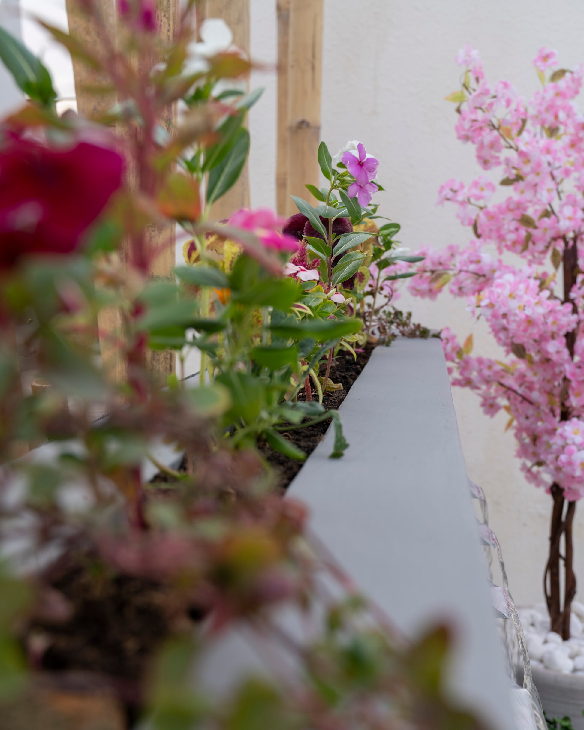 تصميم أنيق مع شجر صناعي لإضفاء لمسة طبيعية.