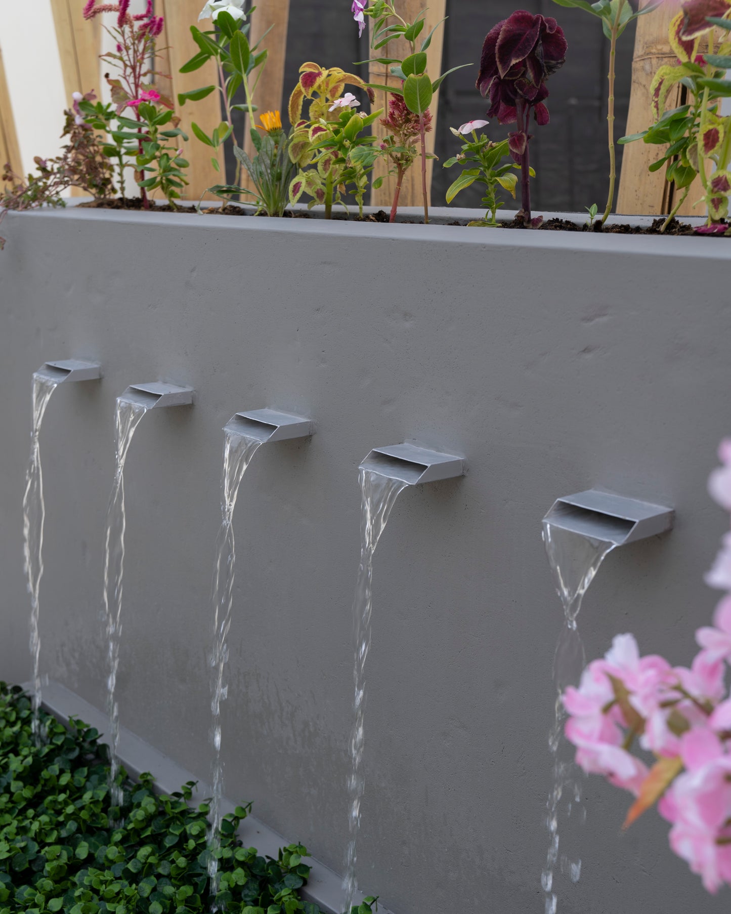 شلال هولندا يعكس الفخامة والأناقة في كل تفاصيله.