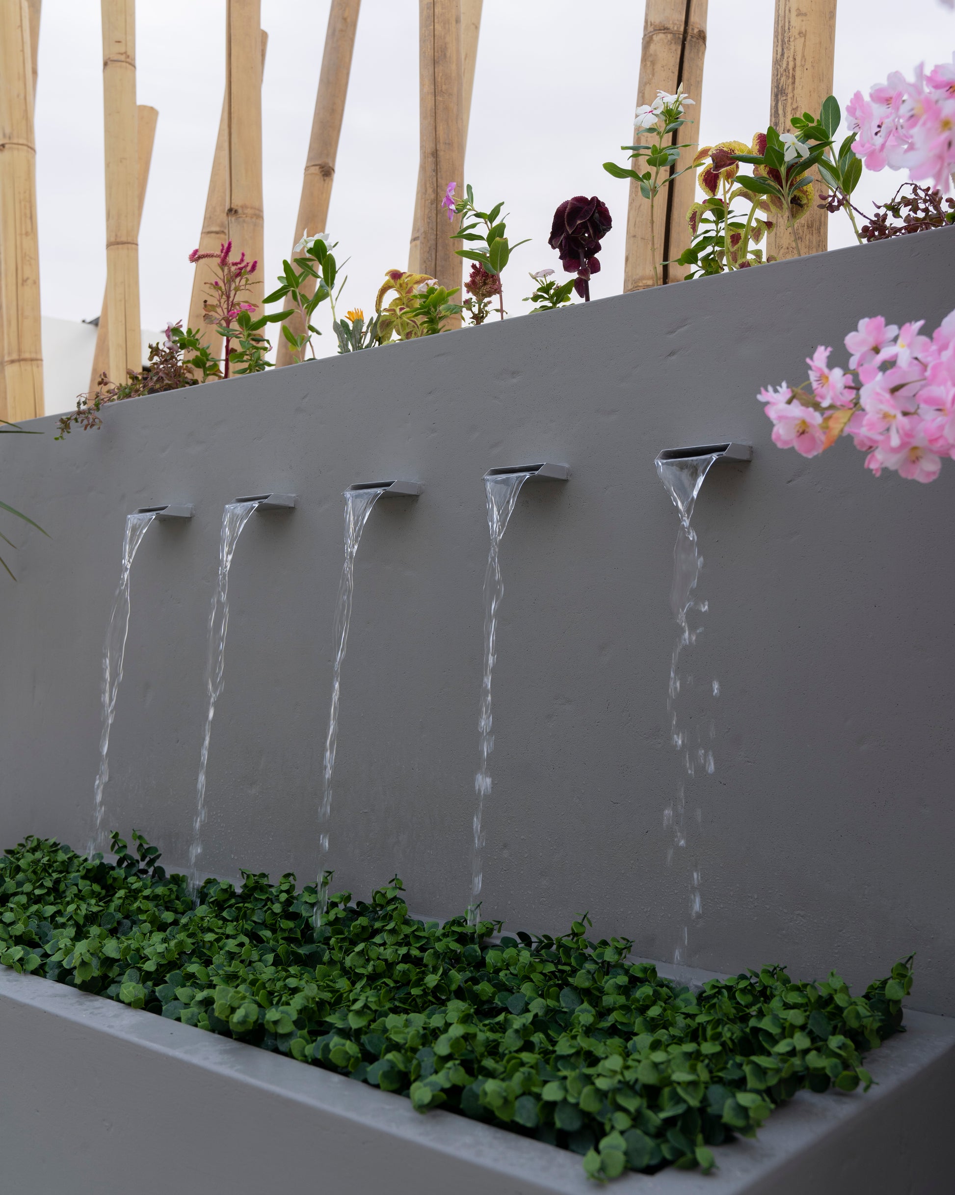 تصميم عملي يناسب المساحات الداخلية والخارجية.