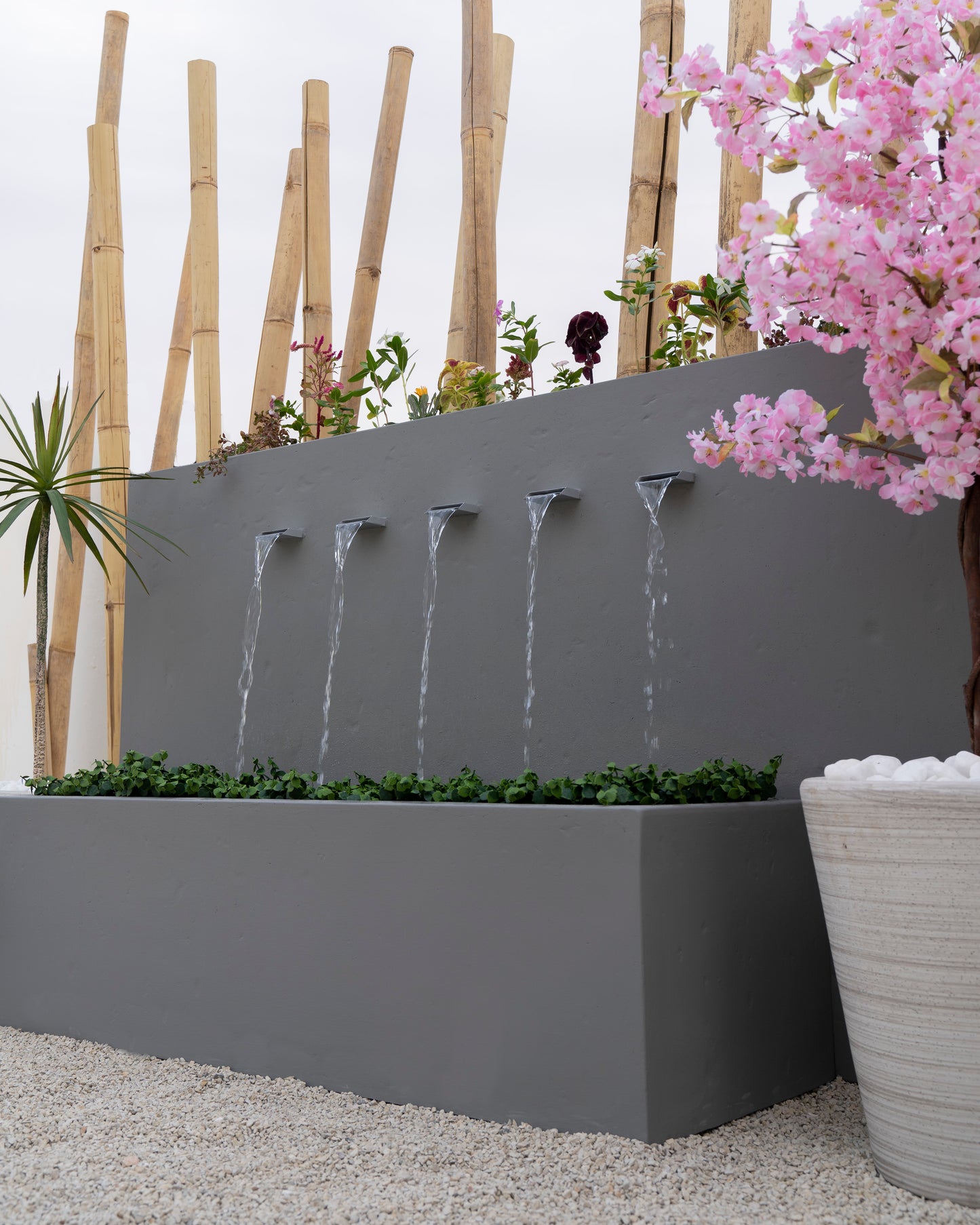 مياه تتدفق بسلاسة لتجربة استرخاء وصفاء.