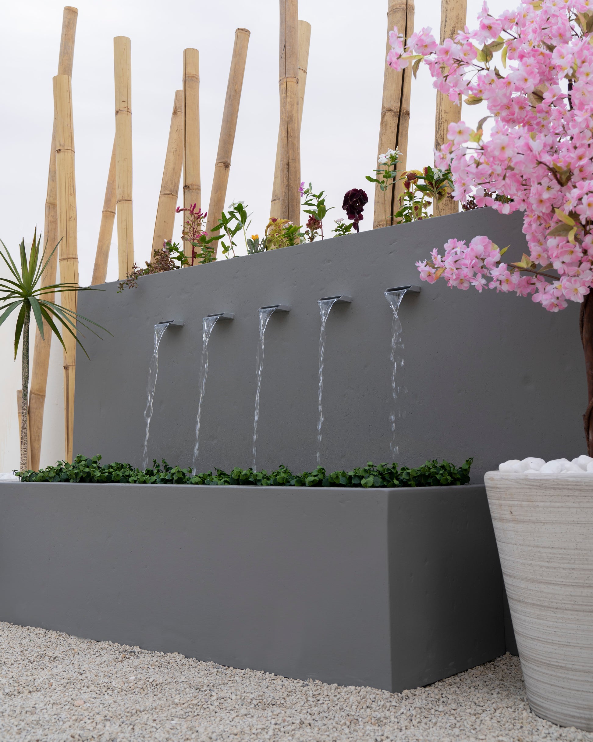 مياه تتدفق بسلاسة لتجربة استرخاء وصفاء.