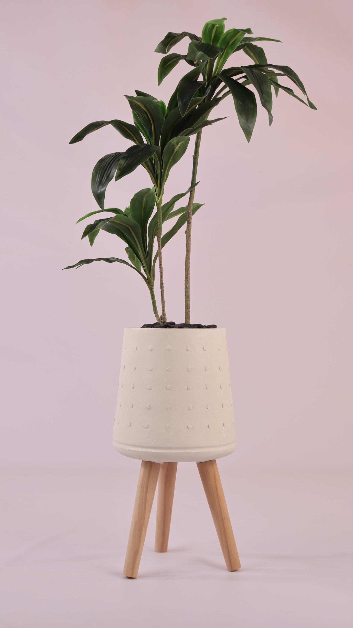 حوض منقط بأرجل خشبية