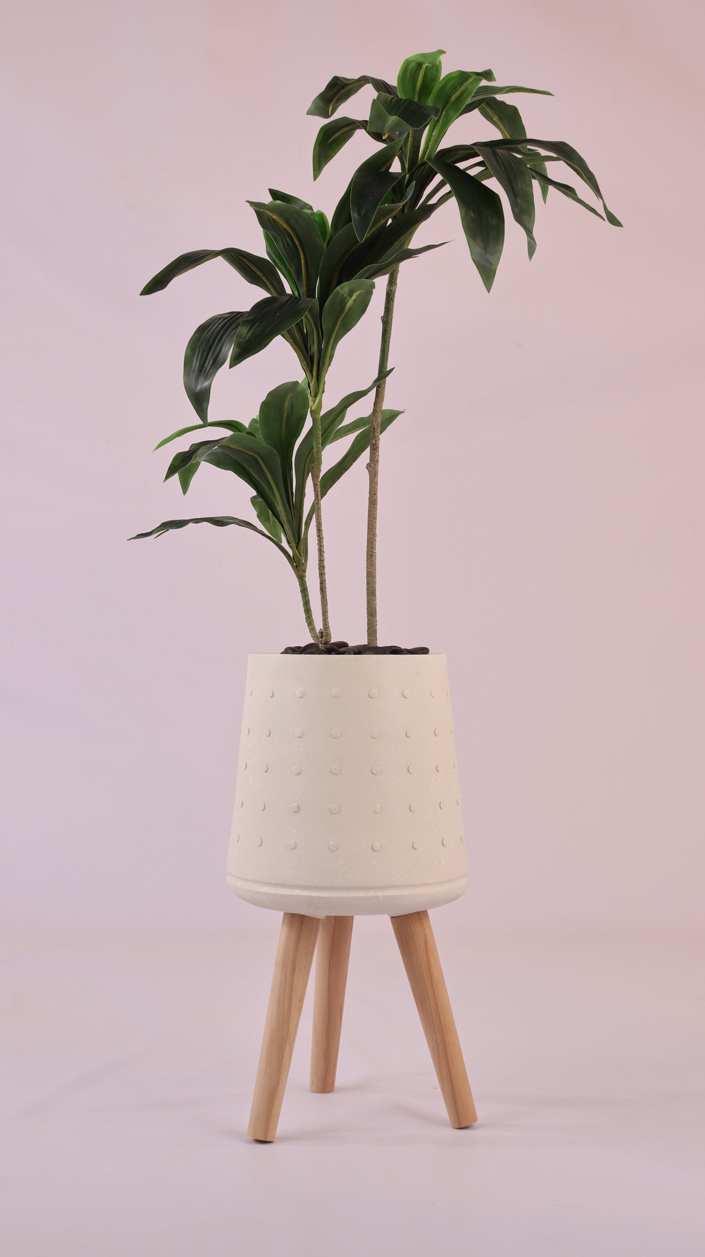 حوض منقط بأرجل خشبية