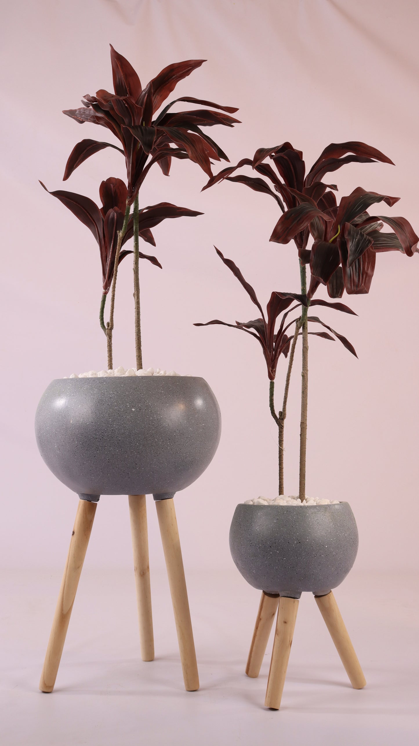 أحواض رمادية مدورة بأرجل