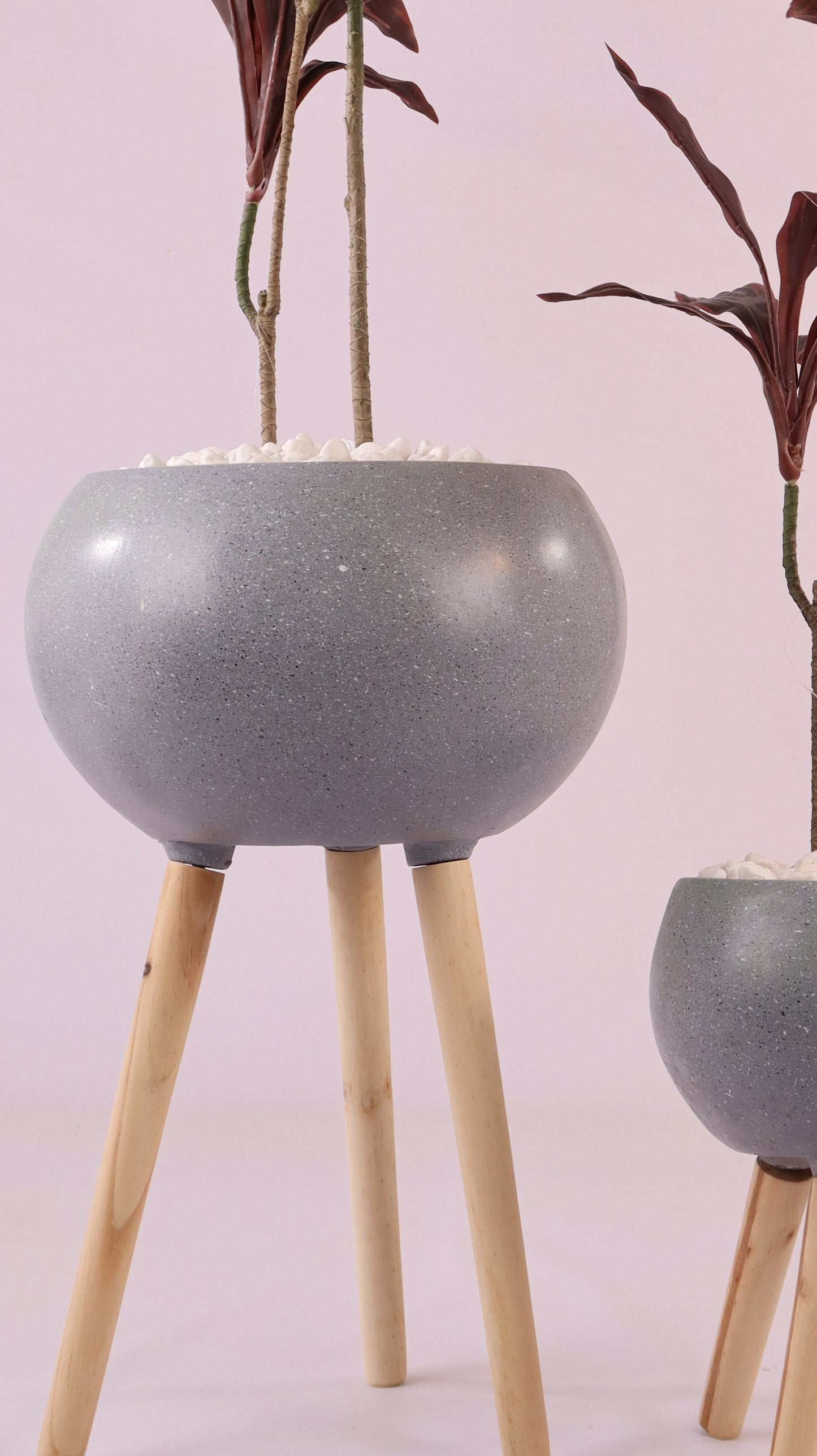 أحواض رمادية مدورة بأرجل