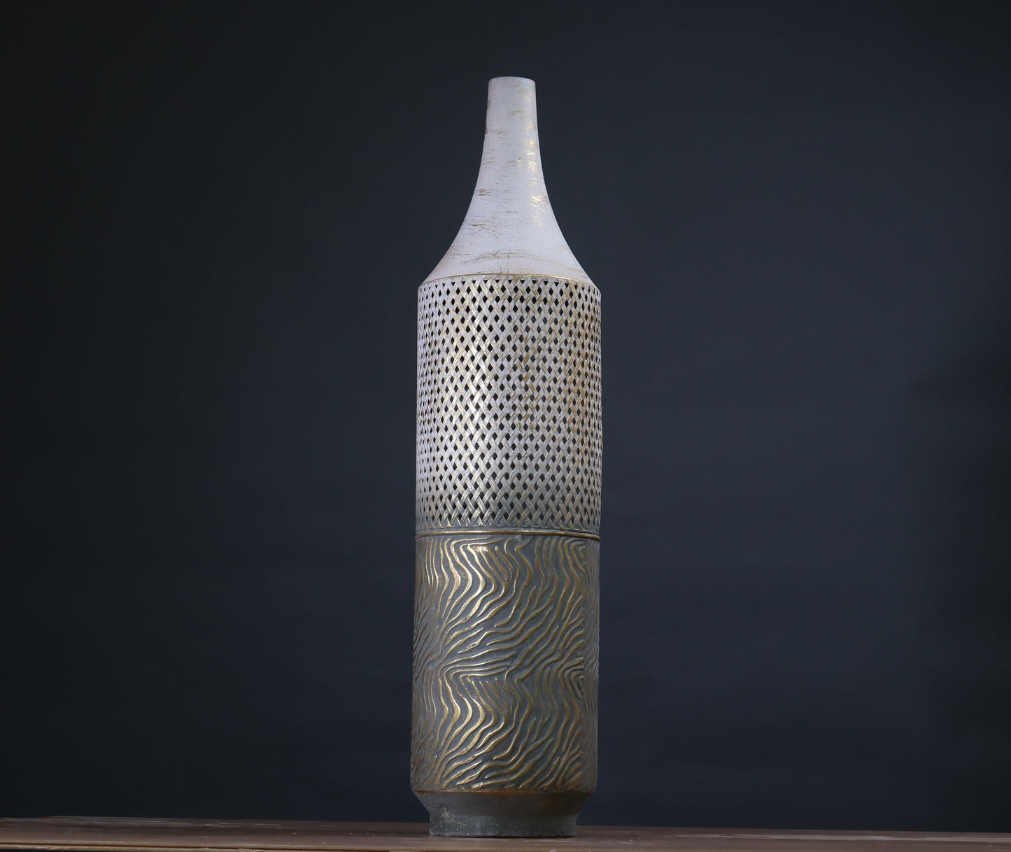 فازة حديد باللون الابيض والذهبي