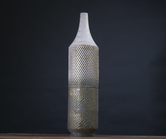 فازة حديد باللون الابيض والذهبي