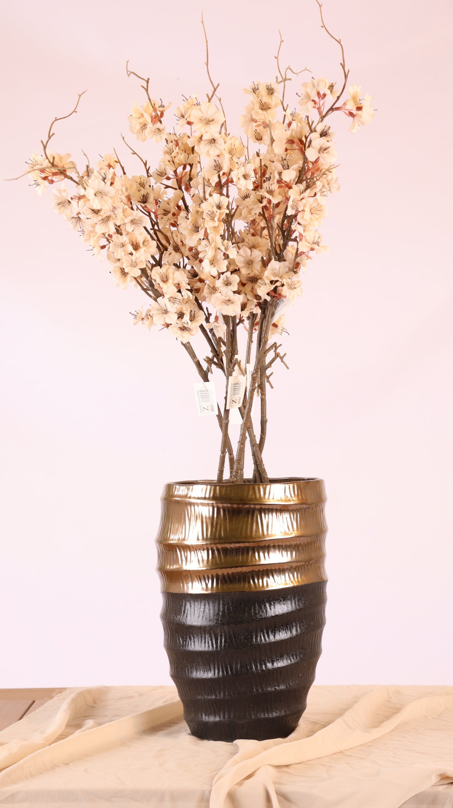 فازة ملكية أسود بذهبي