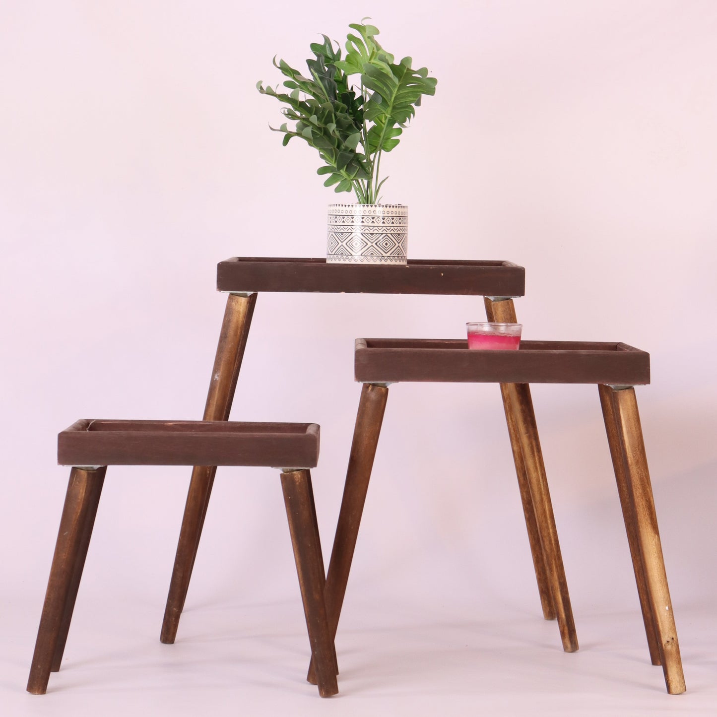 طاولات خشبية ثلاثية متدرجة