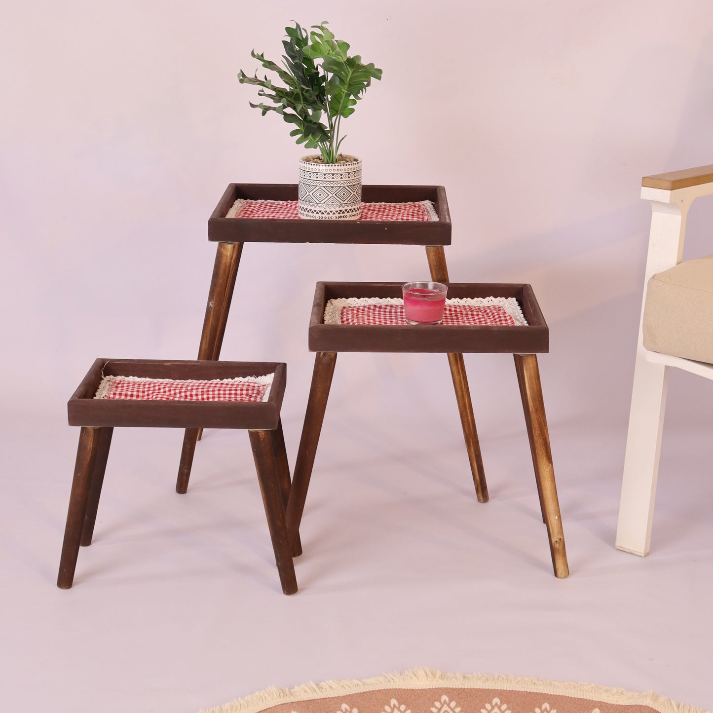 طاولات خشبية ثلاثية متدرجة