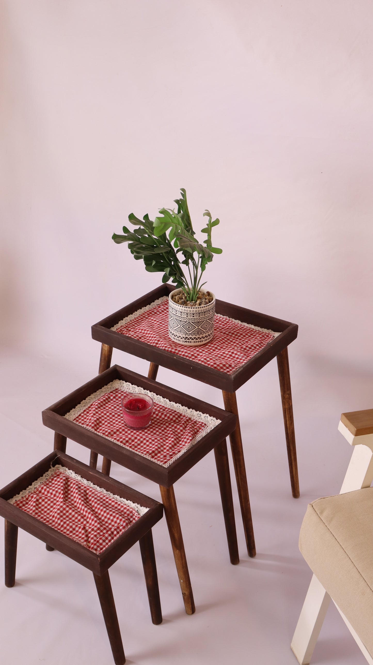 طاولات خشبية ثلاثية متدرجة