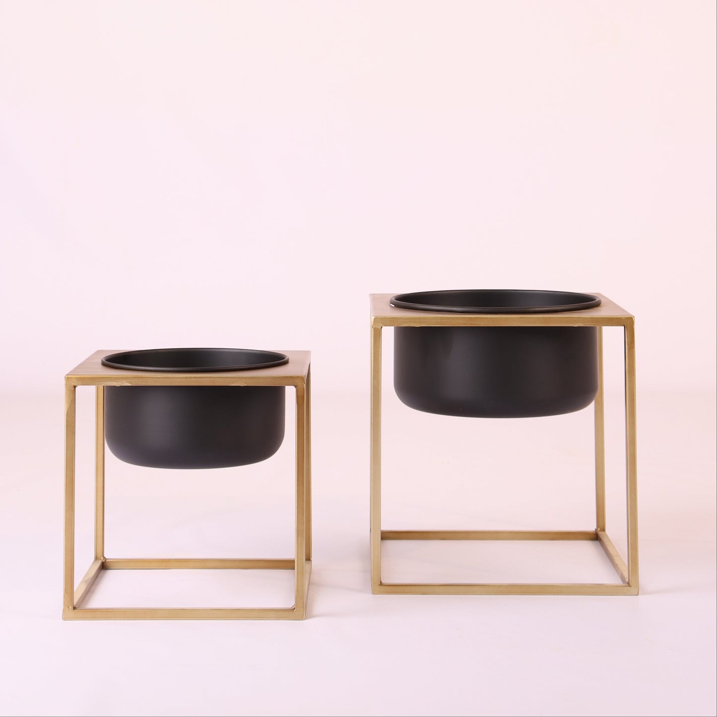 أحواض سوداء بستاند ذهبي