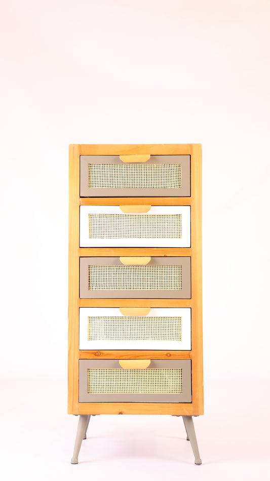 خزانة خشبية ريفية