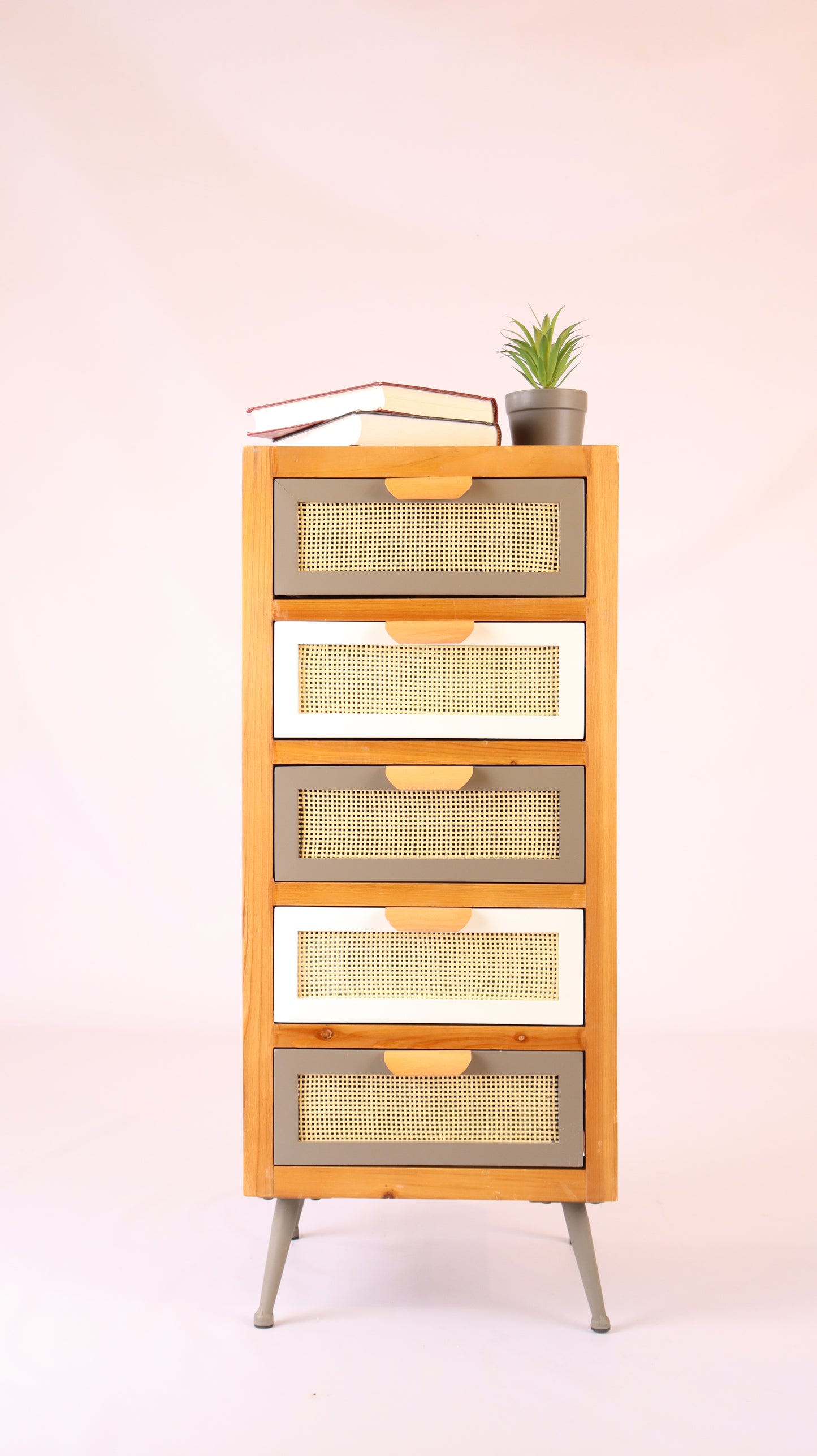 خزانة خشبية ريفية