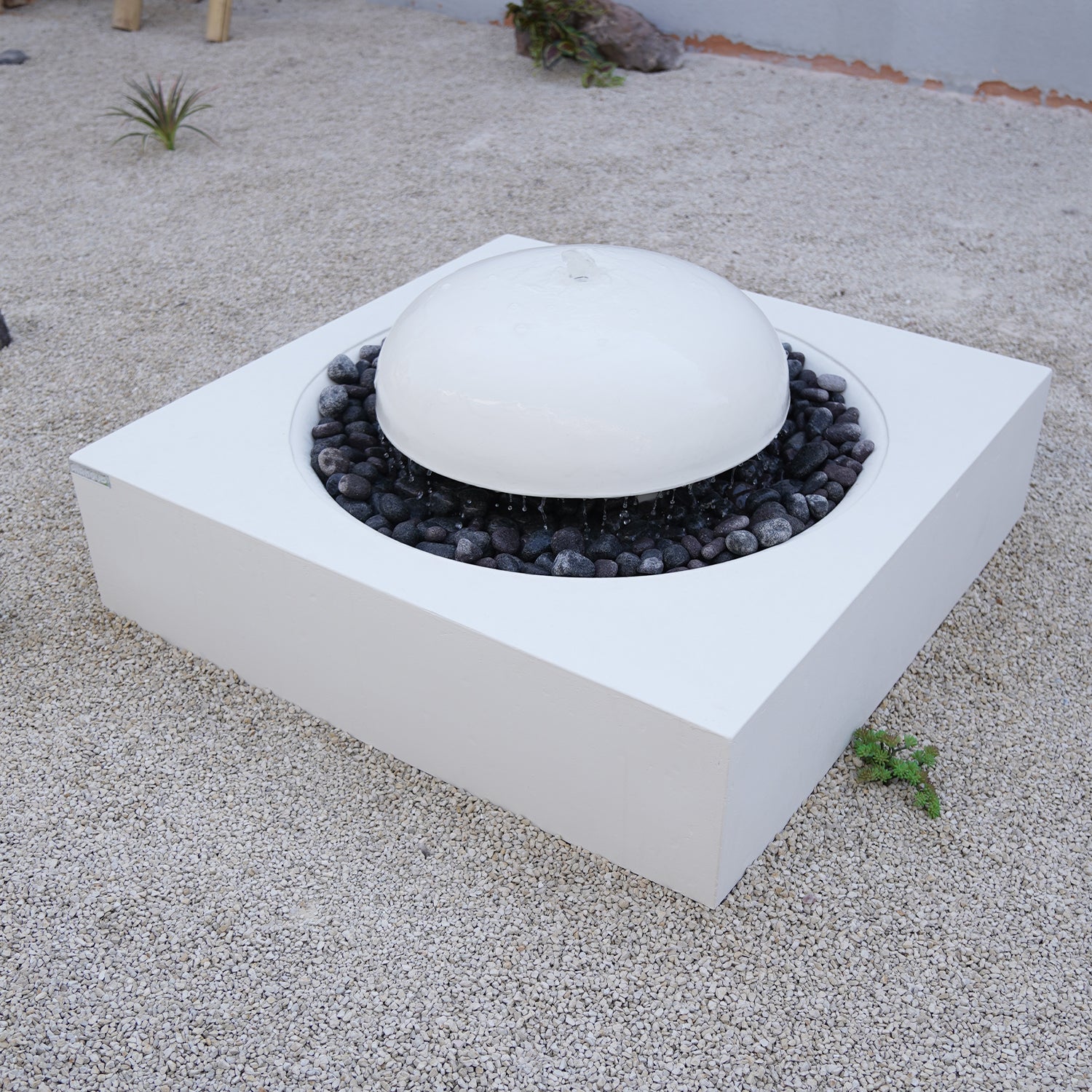 نافورة بلمسة جمالية تمنح المكان سكينة وصفاء