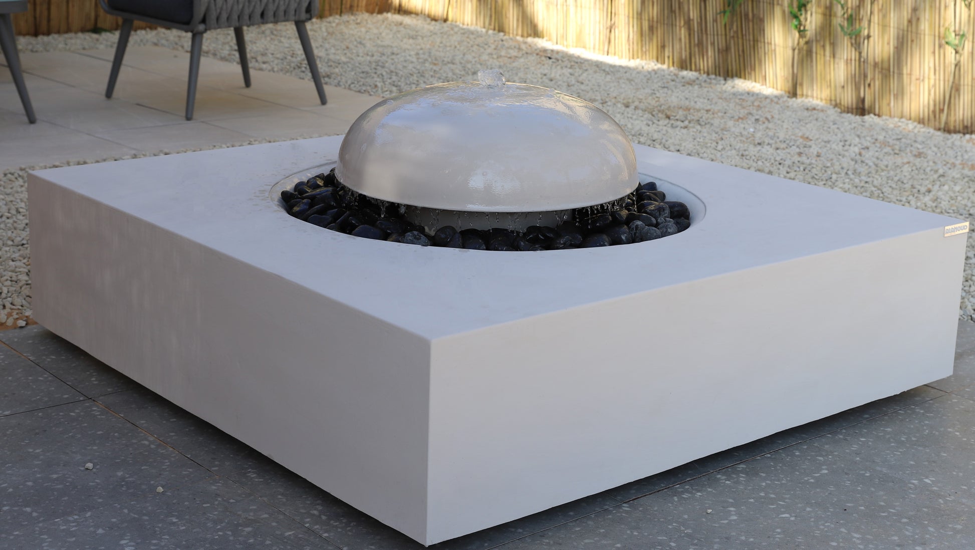 تدفق مائي ناعم يعكس راحة واسترخاء