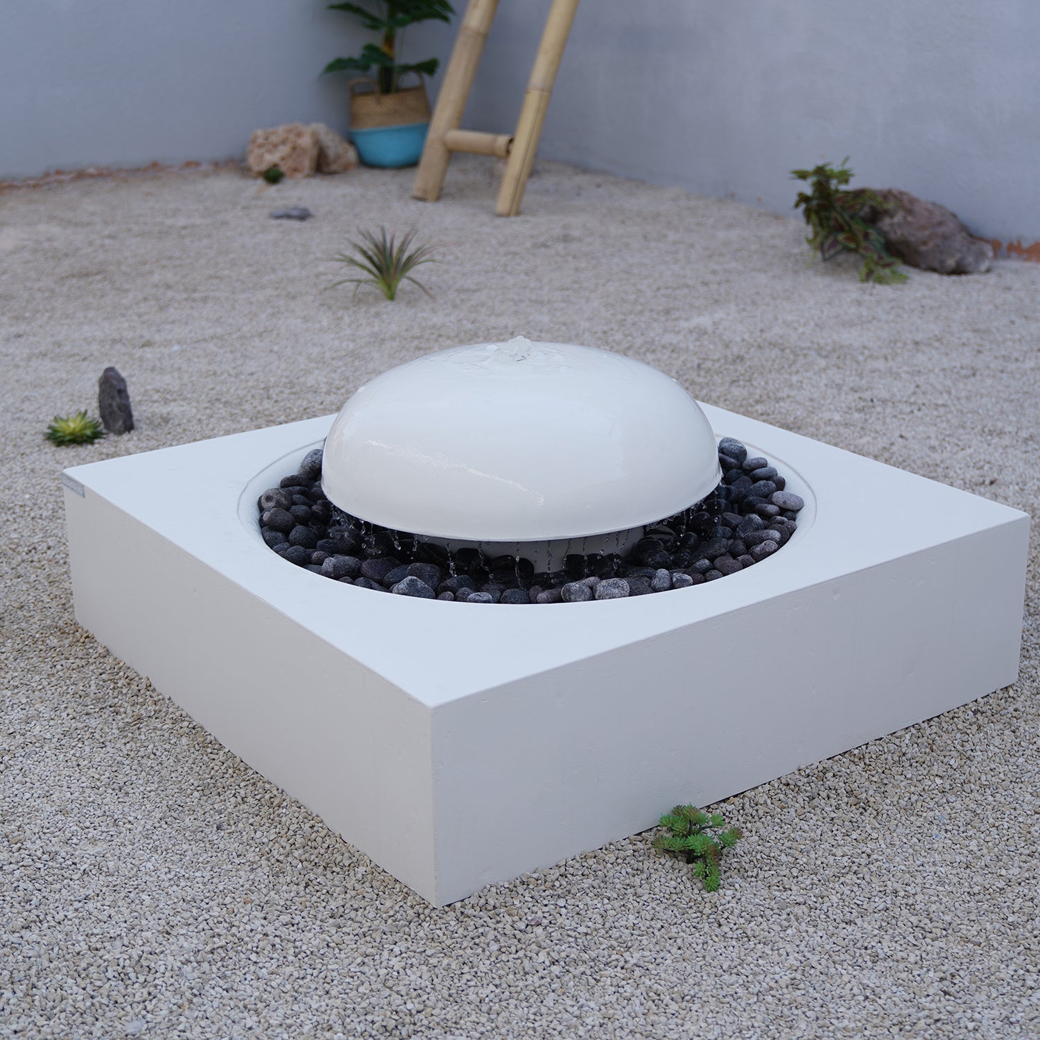 نافورة تجمع بين الإضاءة والماء بشكل متناغم