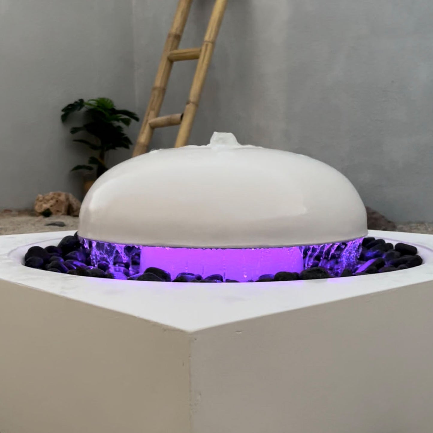 منظر مائي هادئ يمنح المكان طابعاً مريحاً