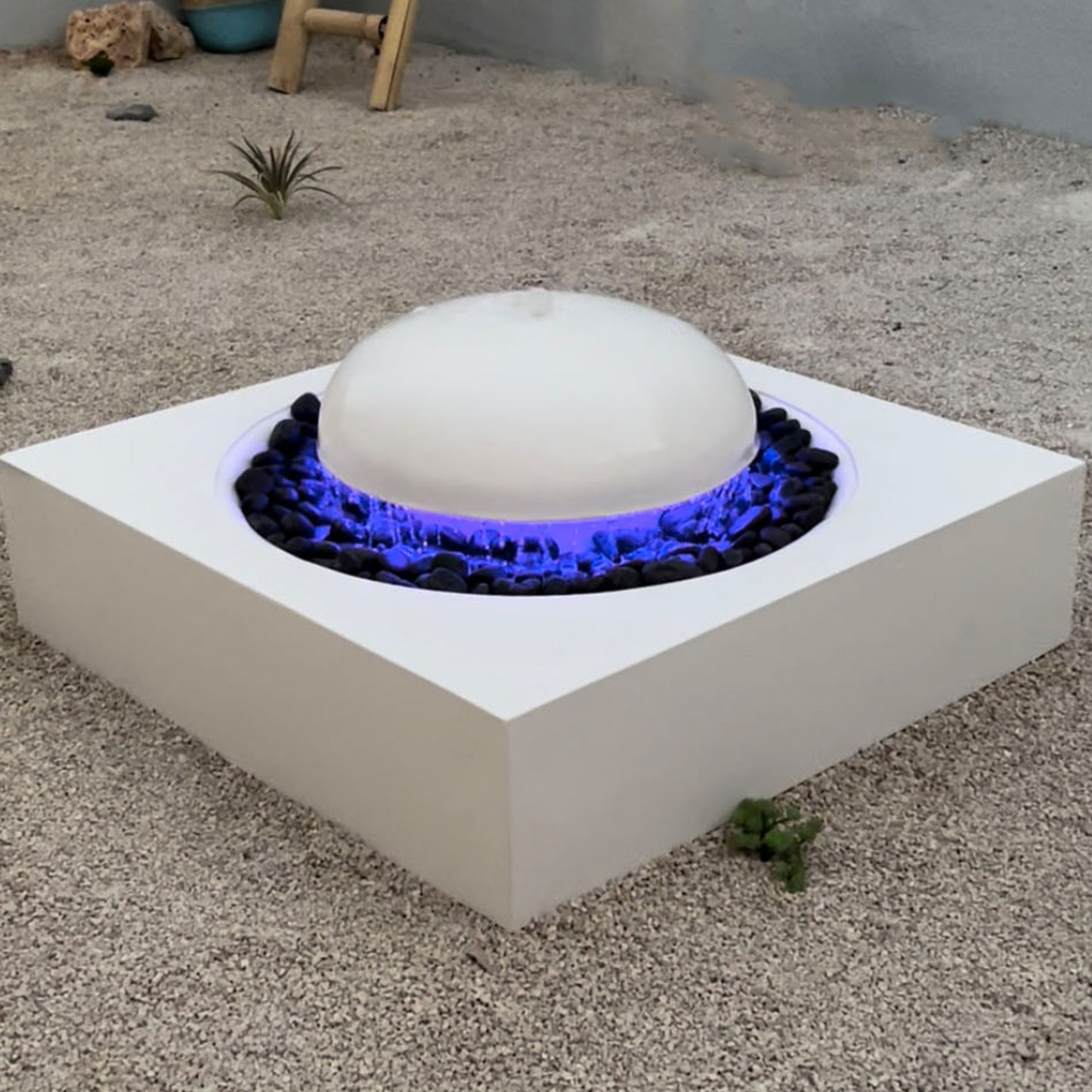 نافورة مضاءة تمنح مشهداً جمالياً مميزاً في المساحات