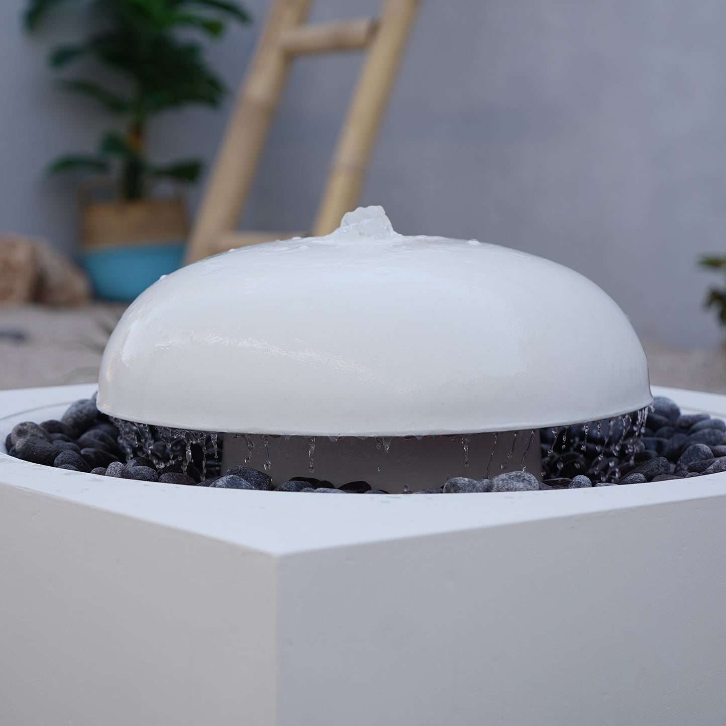 تنسيق أنيق بين الماء والأحجار للمساحات الخارجية