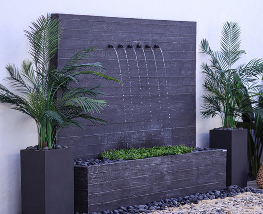 شلال جوغا مع انسياب ماء طبيعي يضفي صفاء وهدوء.