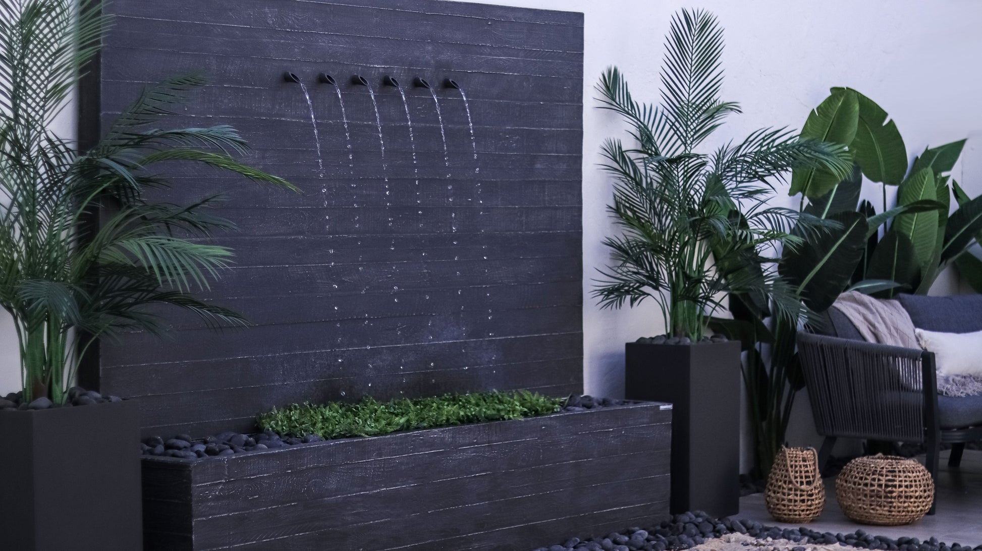 شلال داخلي وخارجي مع إضاءة مدمجة.