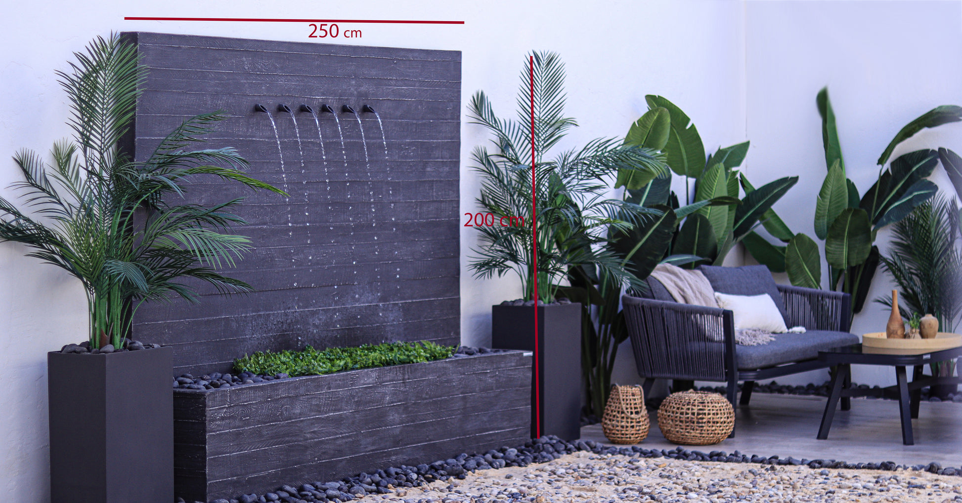 شلال معبر عن التناغم بين التصميم العصري والطبيعة.