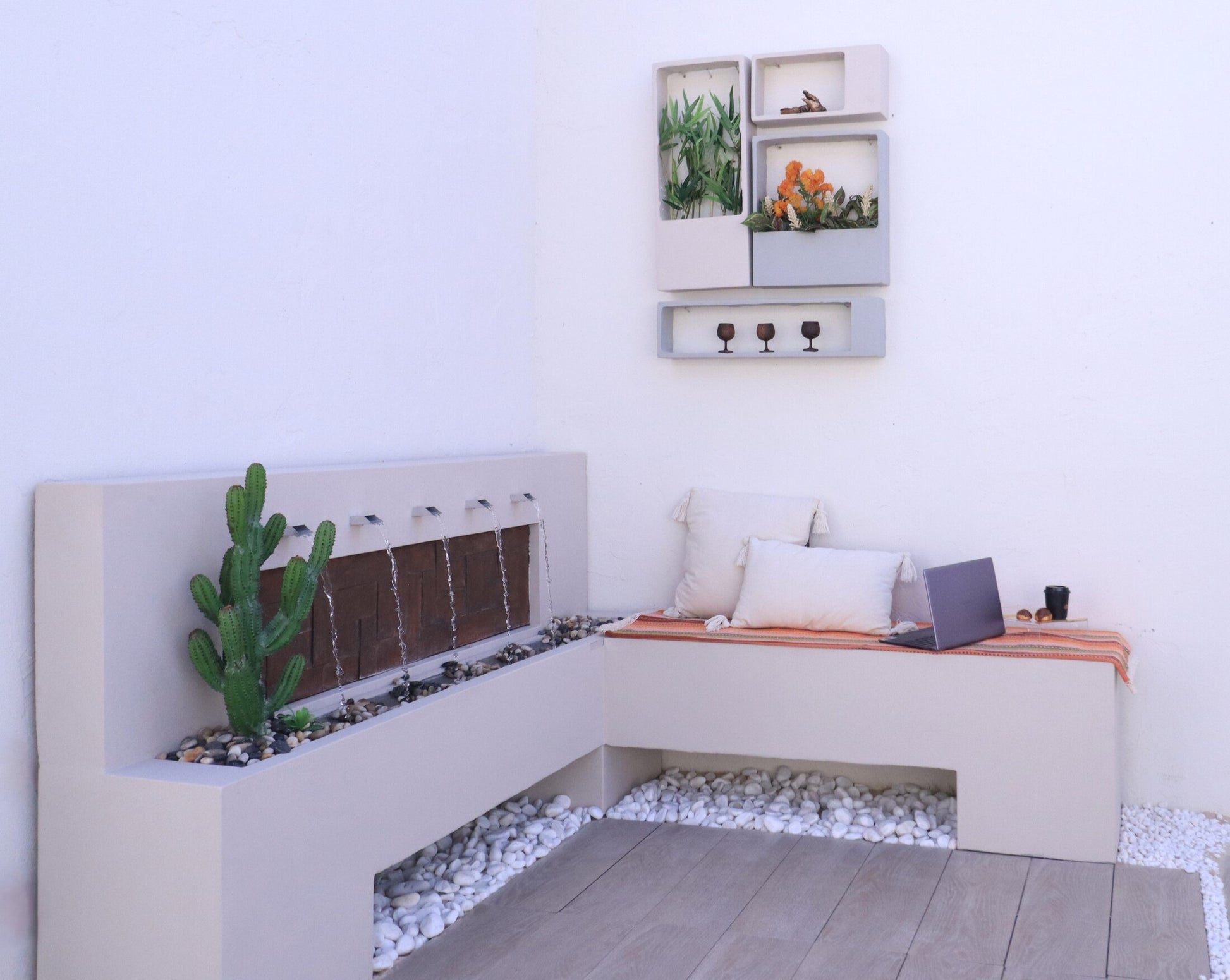 شلال لورانس بتصميم مميز مدمج مع كرسي وحوض للزراعة.