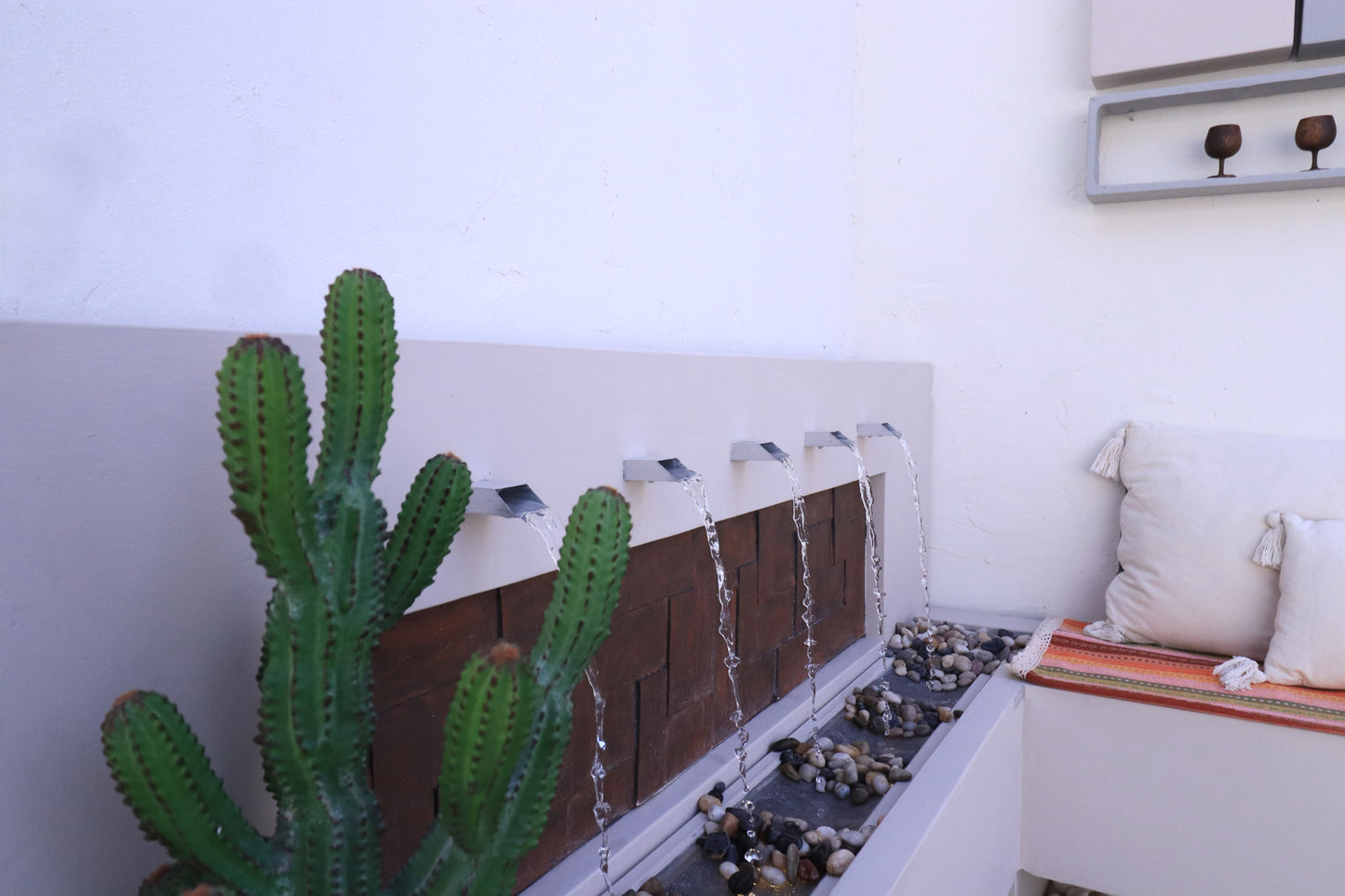 شلال لورانس يمنح المكان أجواء من الاسترخاء والجاذبية الطبيعية.