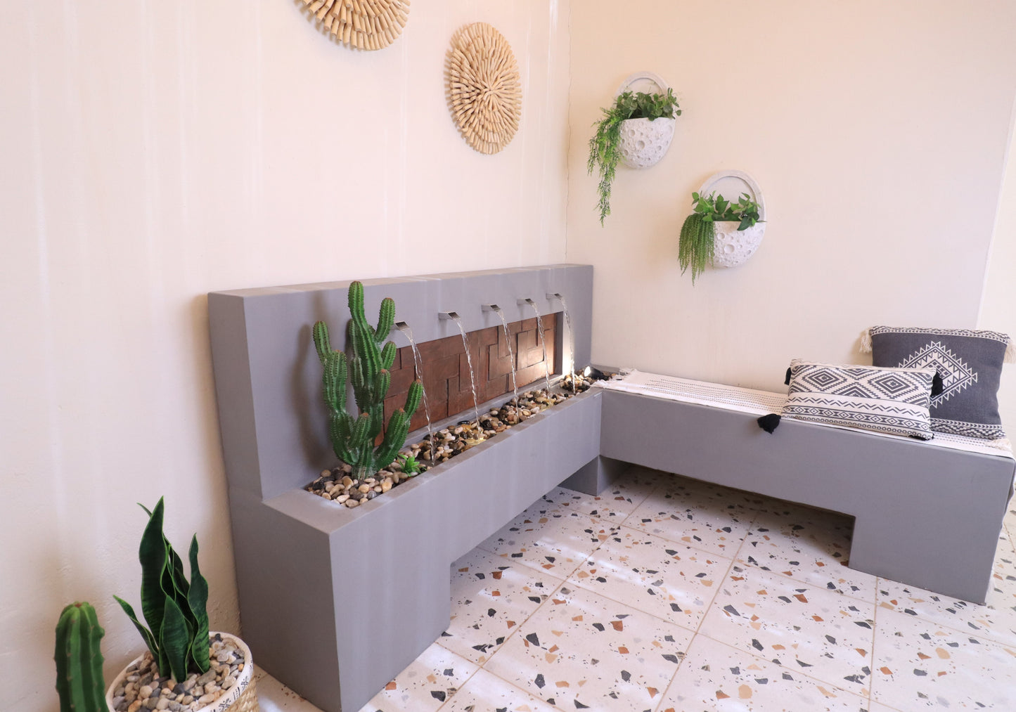 شلال لورانس مزود بحوض نباتات وكرسي مدمج لإضافة لمسة طبيعية وعملية.