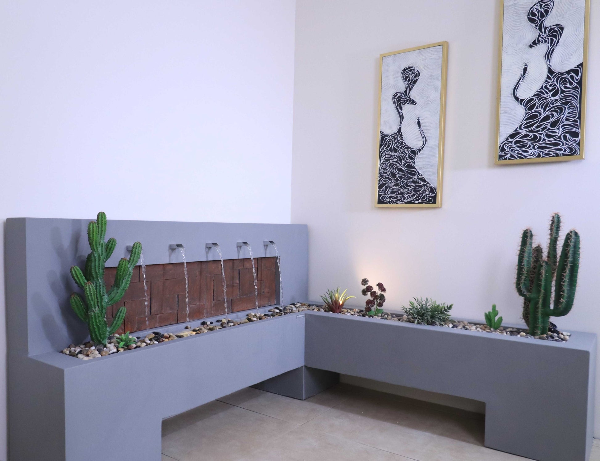 تصميم أنيق يدمج بين الماء المتدفق والنباتات والأحجار الزينة.