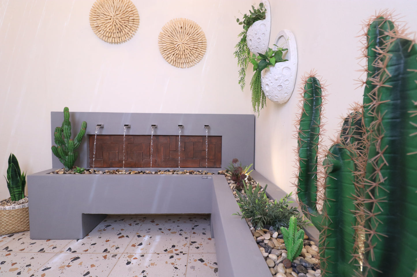 شلال داخلي وخارجي يخلق أجواء هادئة ومنعشة في أي مكان.